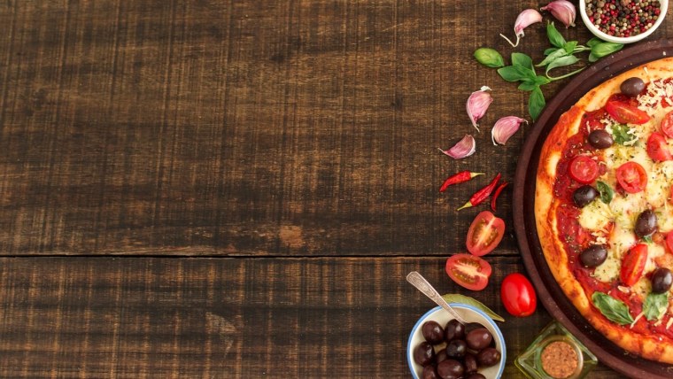 Пицца на деревянном столе