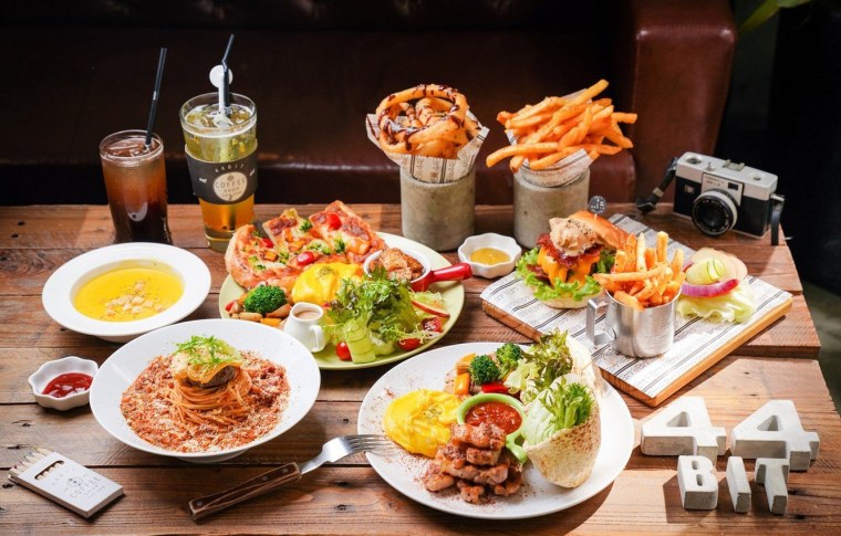 Стол в кафе с едой