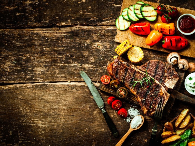 Еда на деревянном фоне