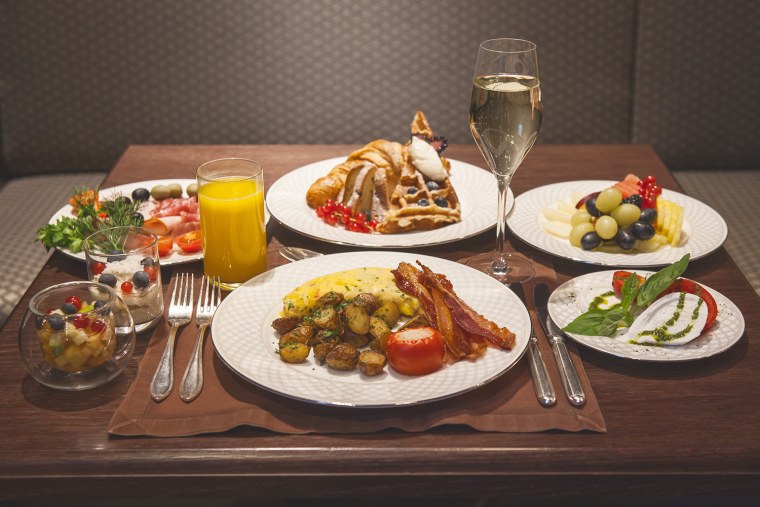 Столик с едой в ресторане