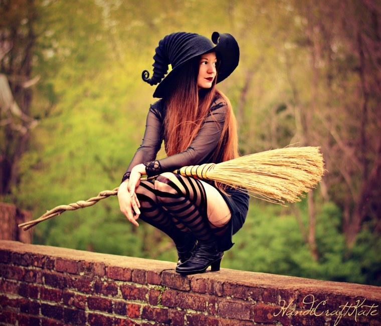 Красивая женщина с метлой