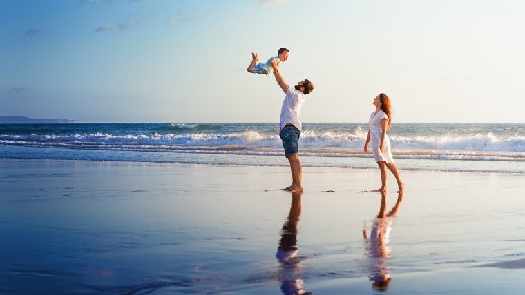 Семья на море