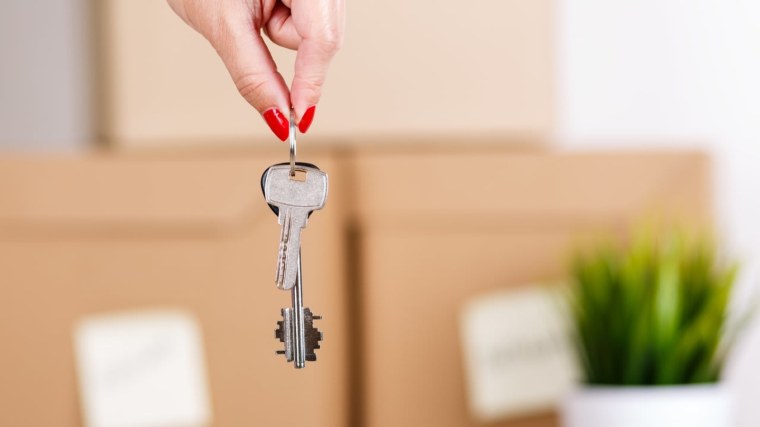 Рука с ключами