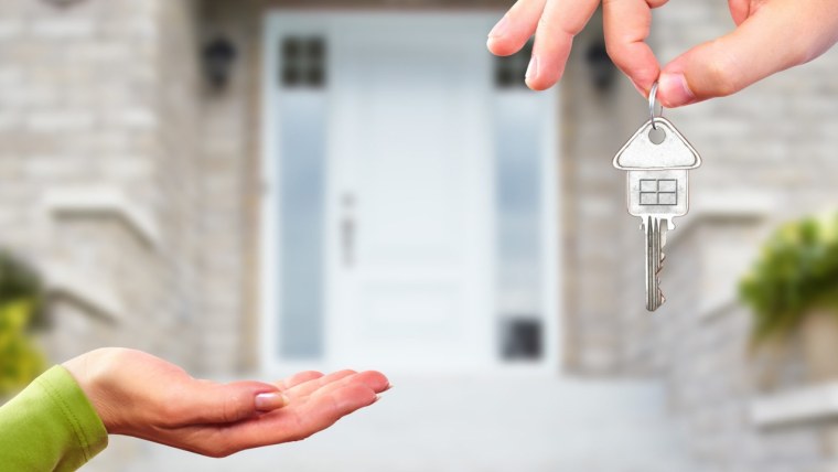 Ключи от квартиры в руке