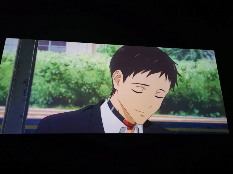 Синдзи обнимает колени