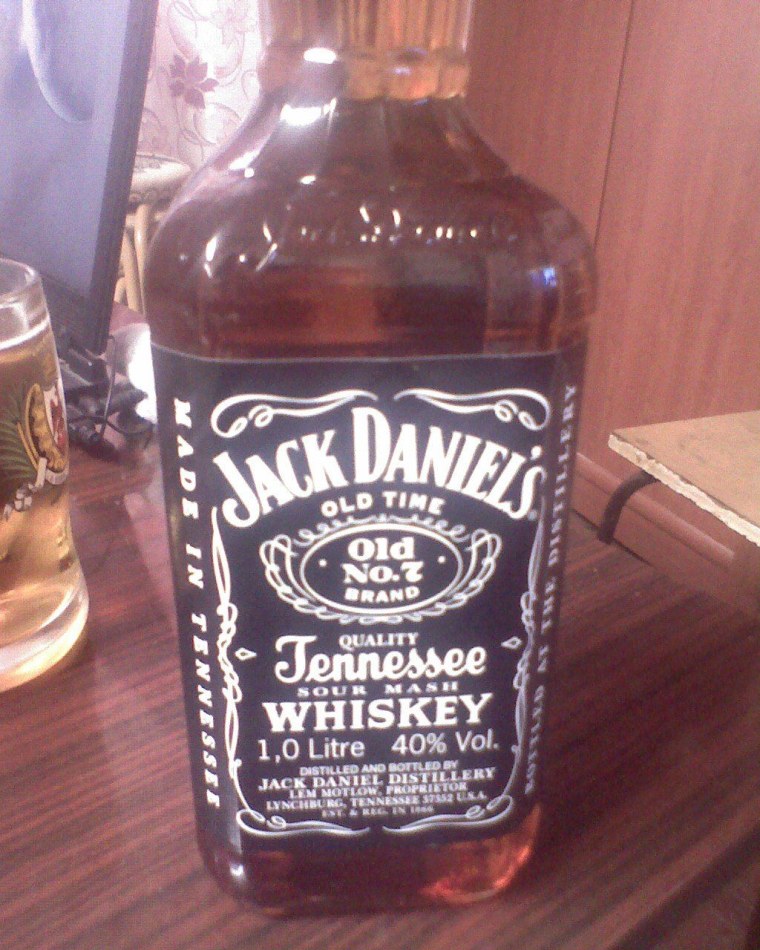 Бутылка виски на столе