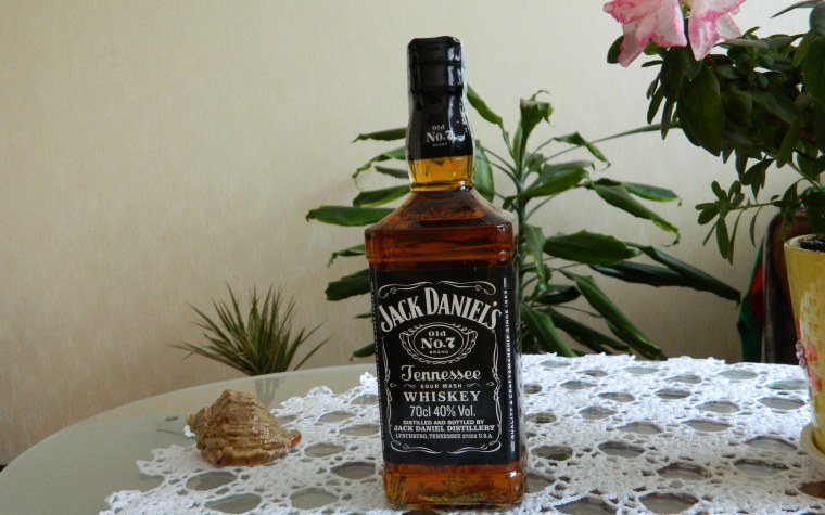 Виски Джек Дэниэлс на столе