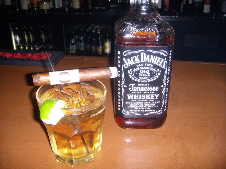 Бутылка виски в руке