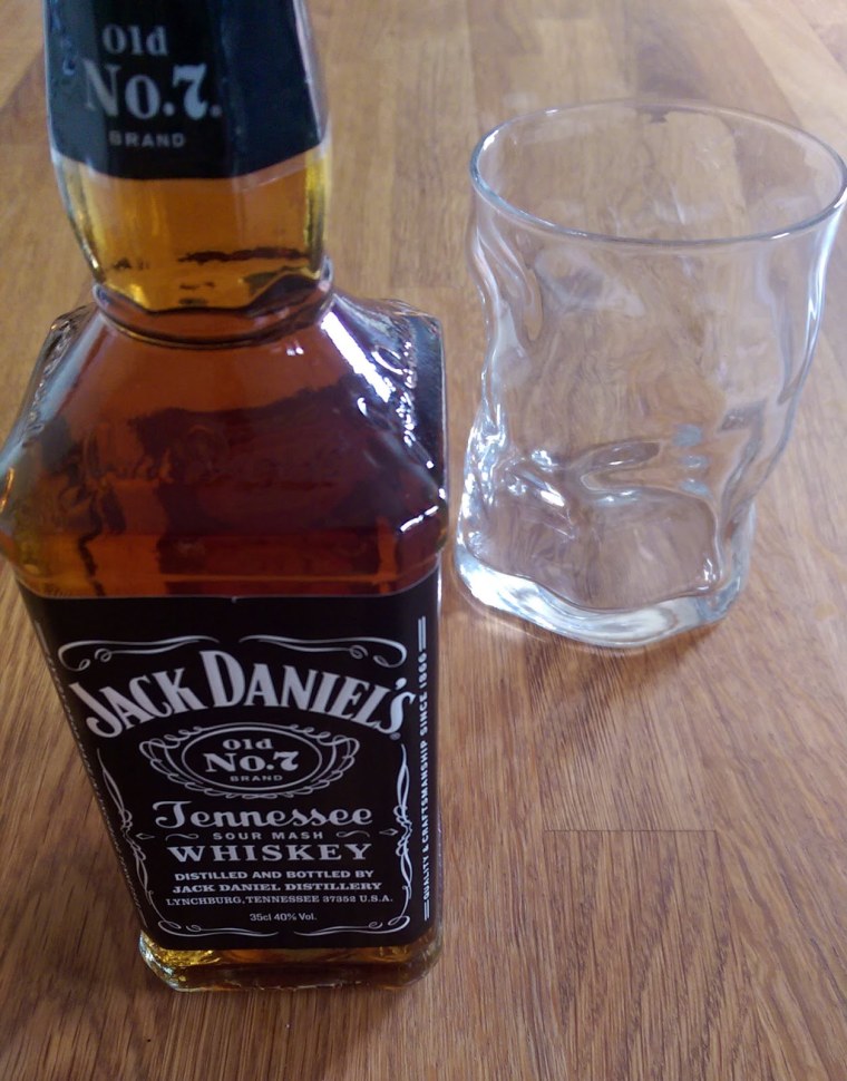 Виски Джек Дэниэлс на столе