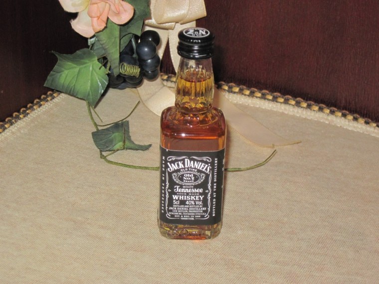 Фото виски на столе