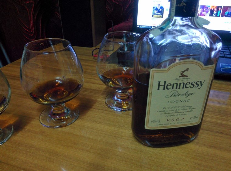 Фото коньяка на столе дома