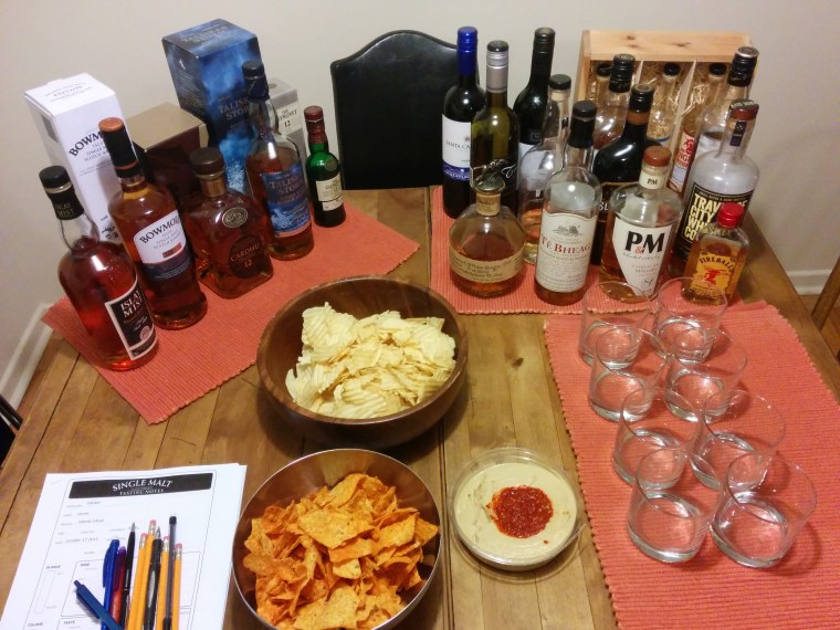 Стол с выпивкой и закуской