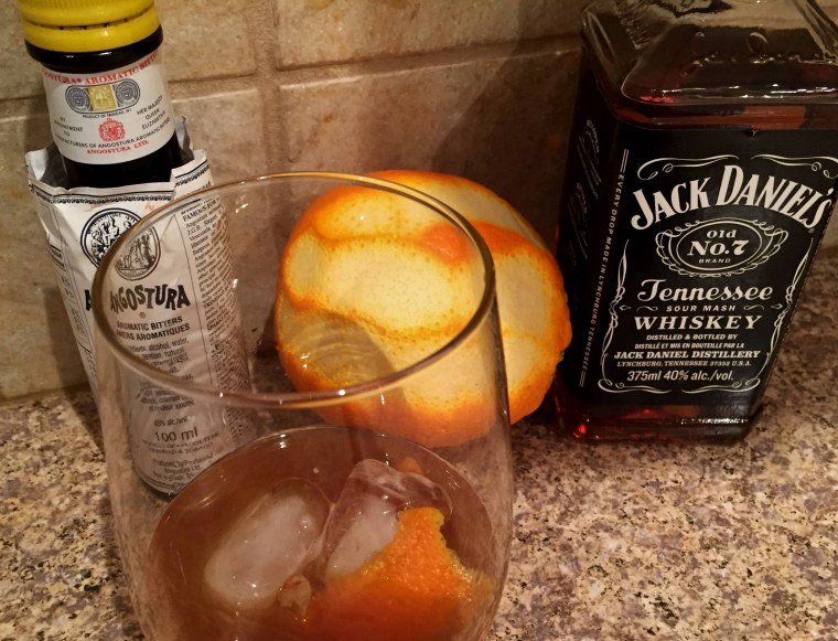 Фото виски на столе