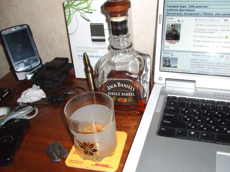 Виски дома у ноутбука