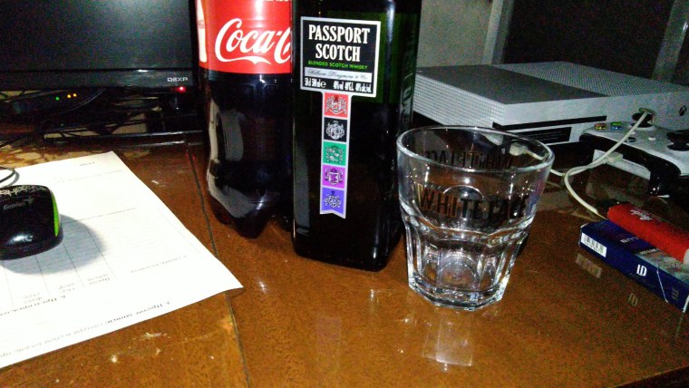 Стакан виски на столе