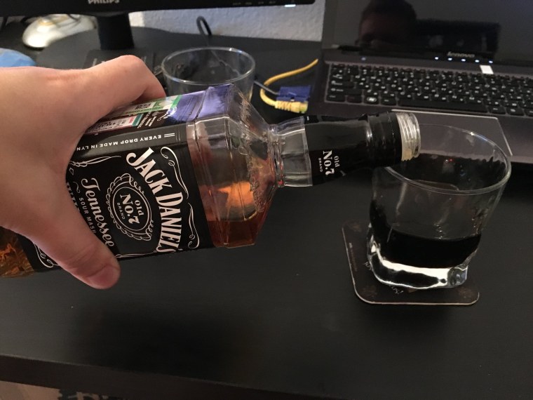 Бутылка виски на столе