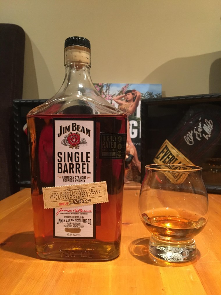 Дорогой виски на столе