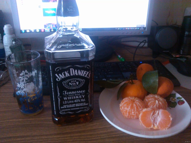 Бутылка виски на столе на кухне