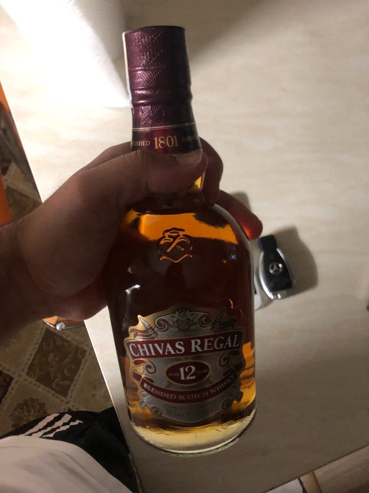 Бутылка Чивас Ригал 12 в руке