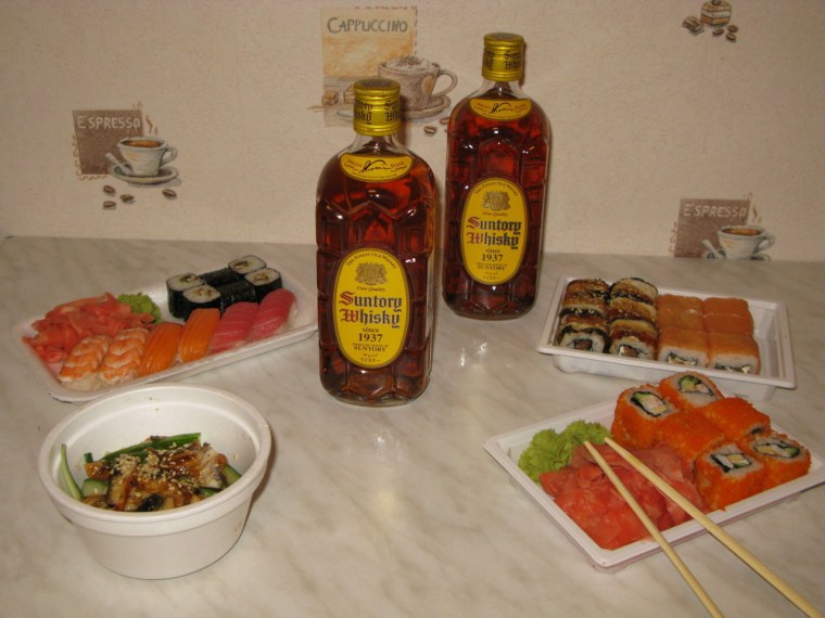 Бутылка коньяка с закуской