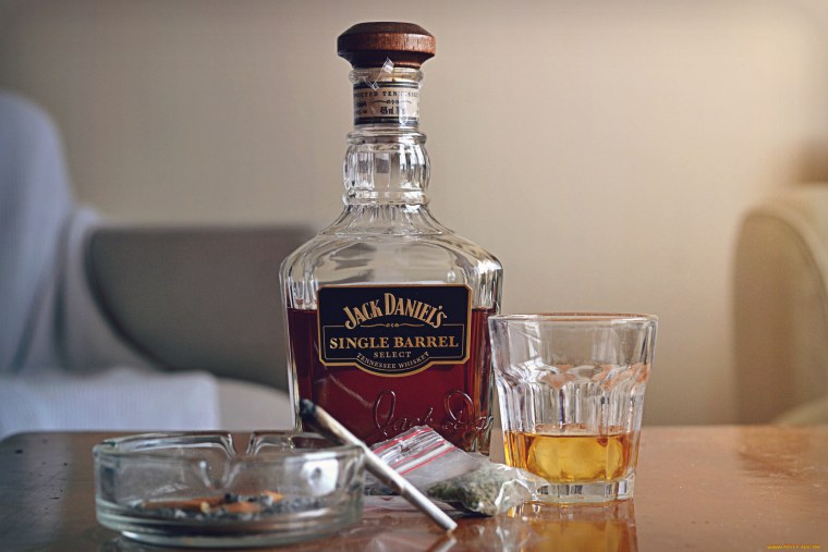 Виски на столе