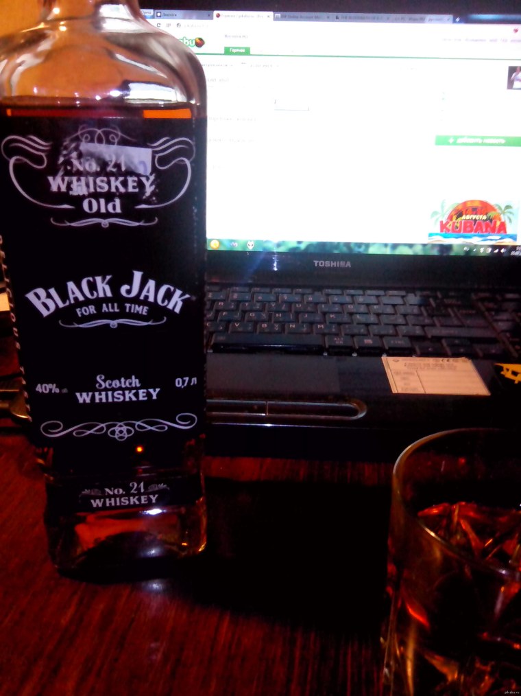 Бутылка виски на столе дома