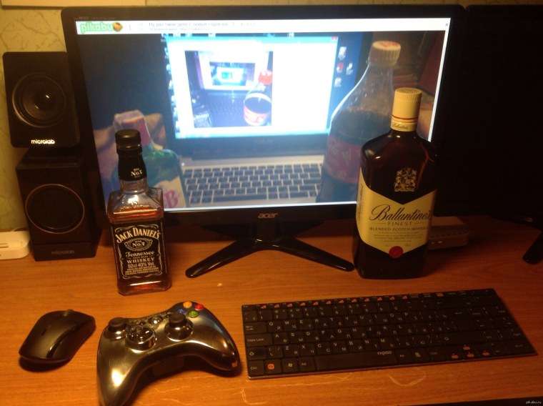 Пиво за компьютерным столом
