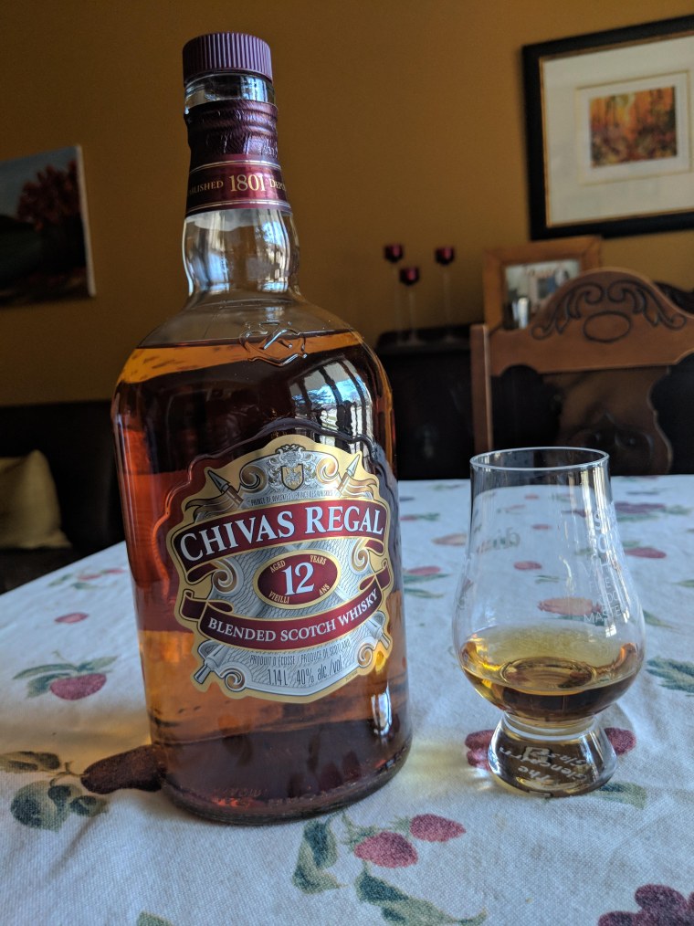 Бутылка Чивас Ригал 12 в руке