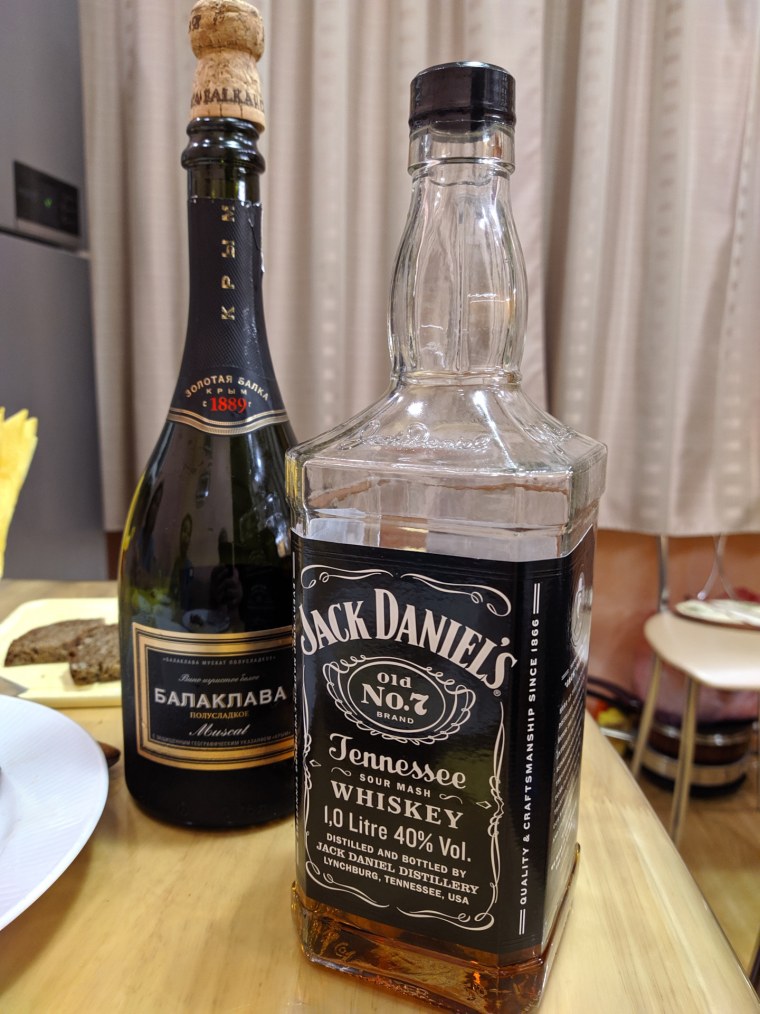 Бутылка виски на столе на кухне