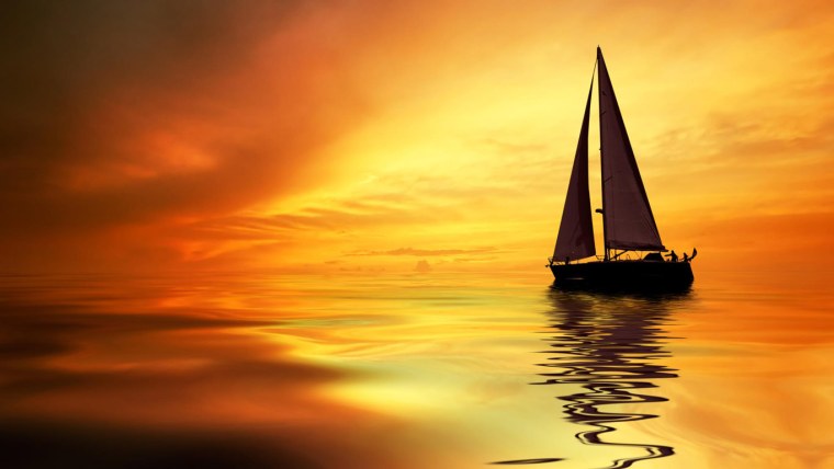 Яхта в море на закате