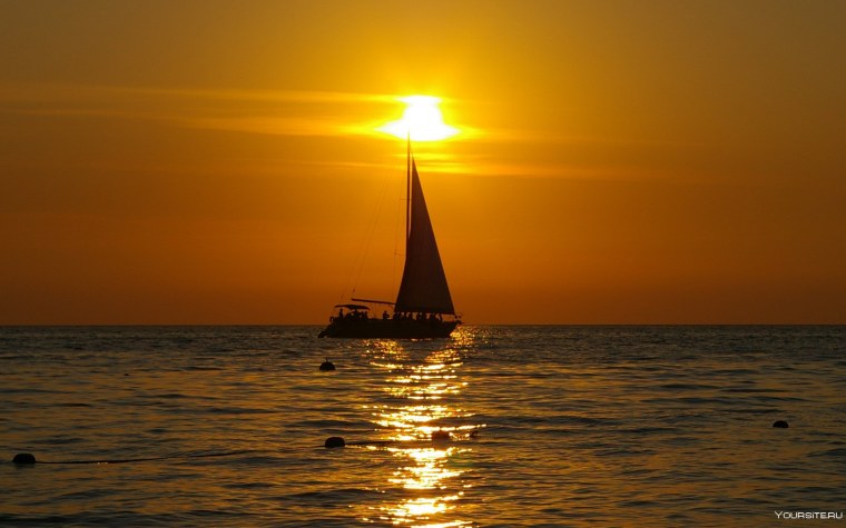 Парус на закате
