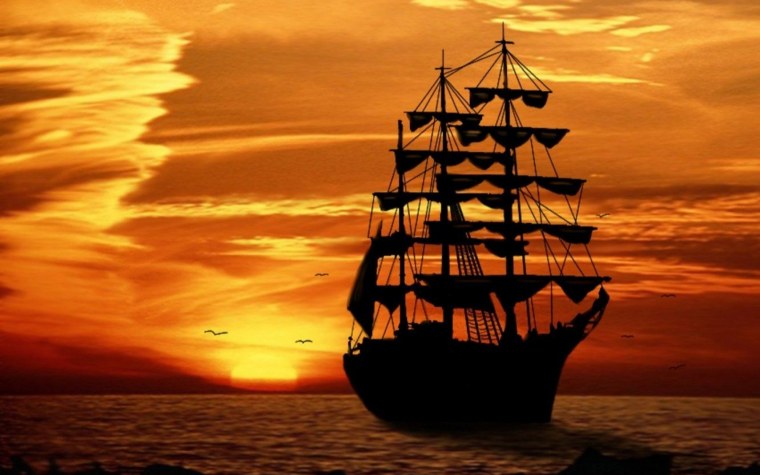 Корабль на фоне заката