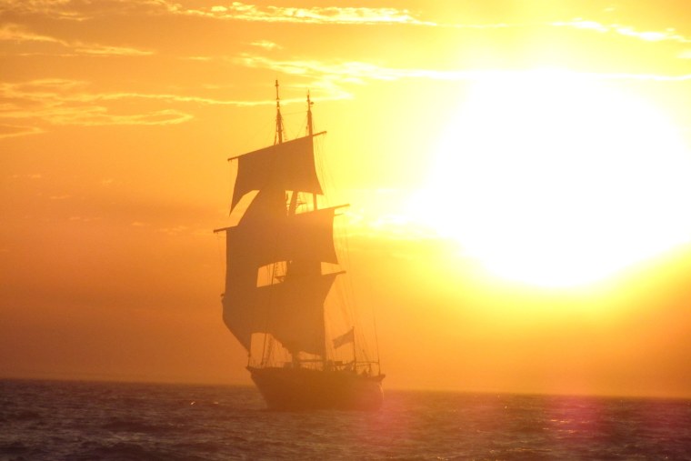 Корабль на рассвете