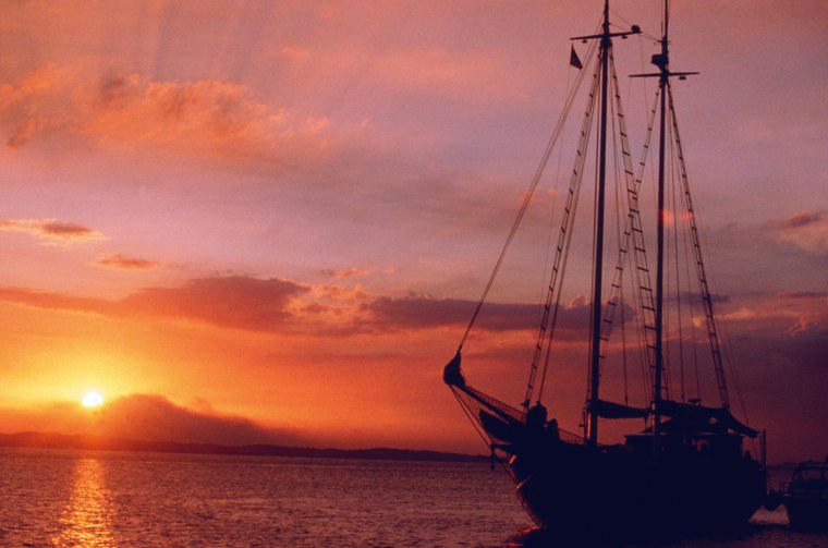 Корабль на фоне заката
