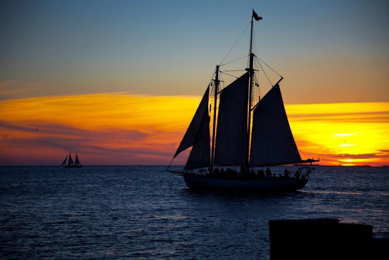 Парусный корабль на закате