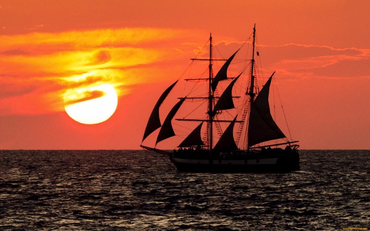 Корабль на закате