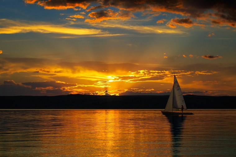 Парусная яхта на закате