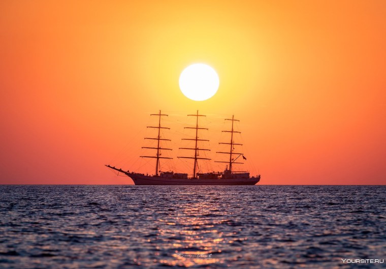 Парусник Херсонес на закате
