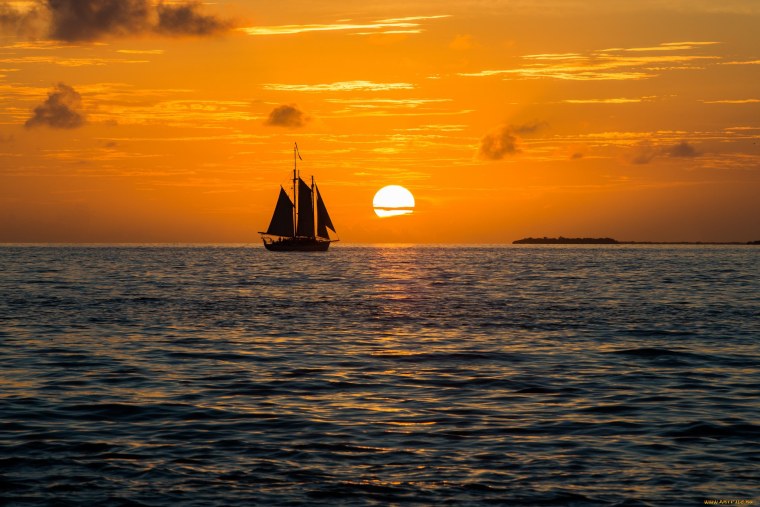 Корабль на закате