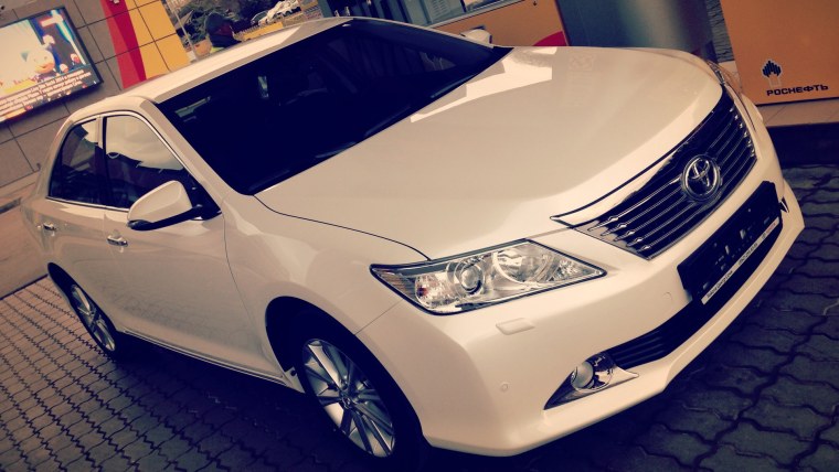 Камри 50 белая и черная