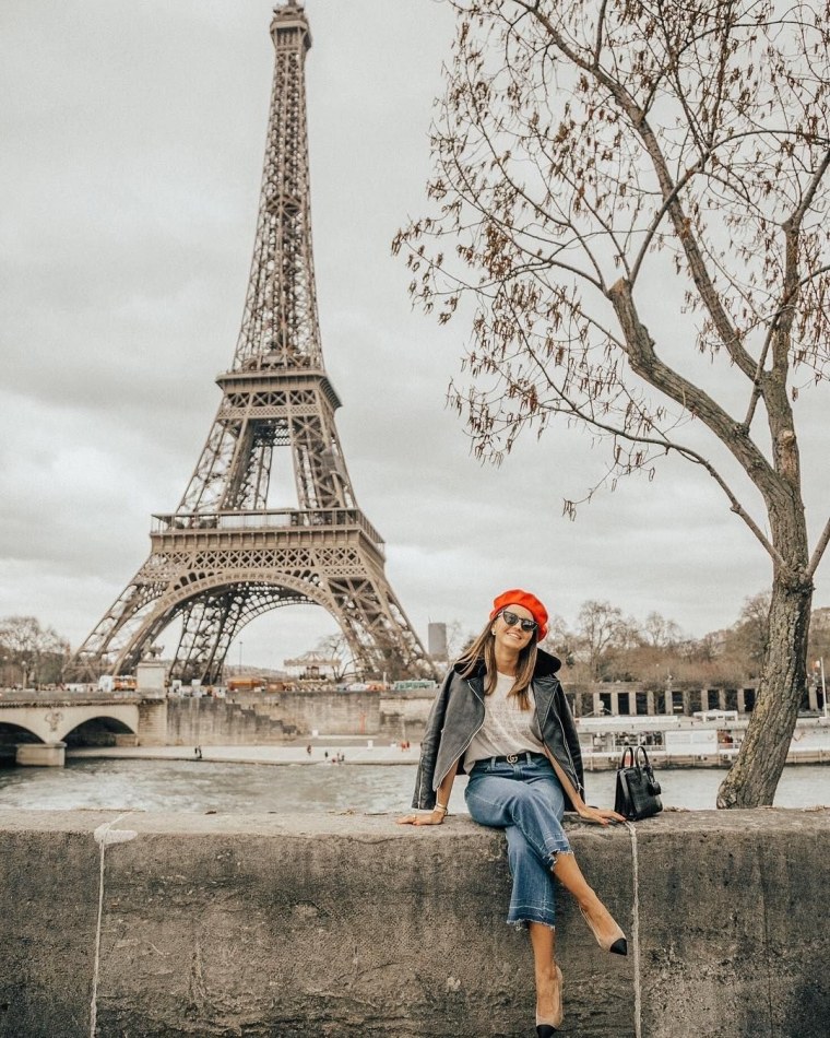Парижанка и Эйфелева башня