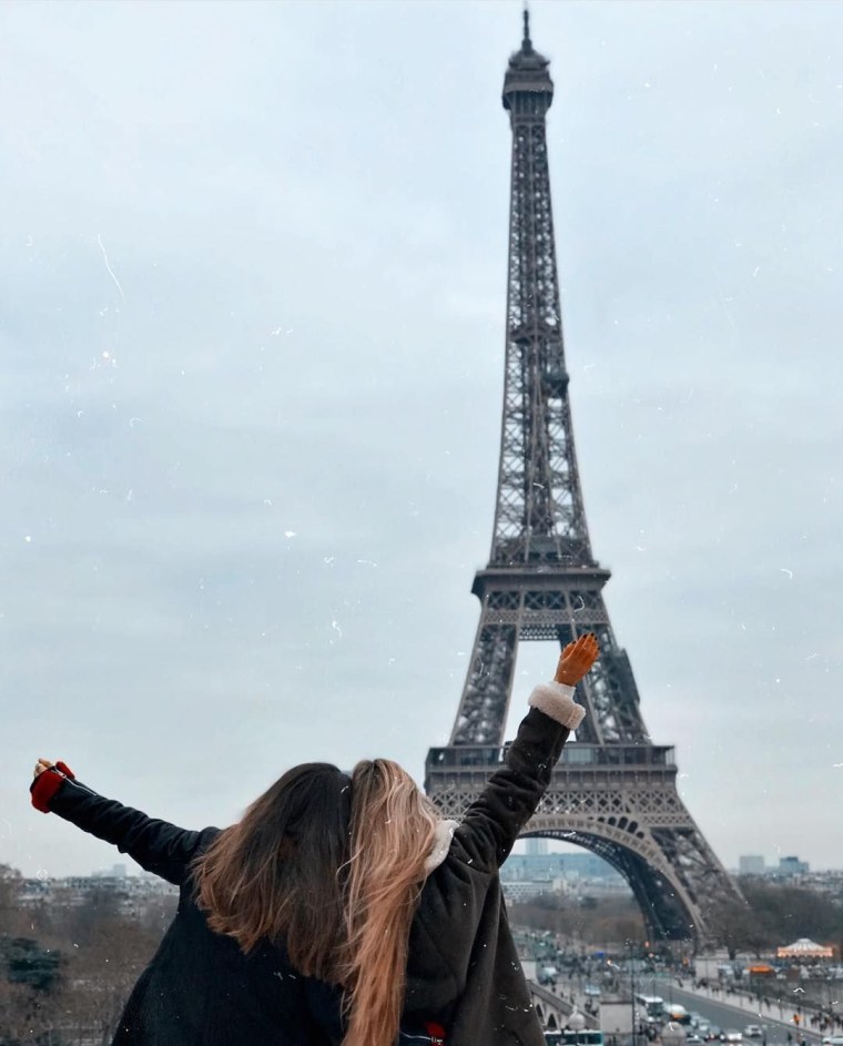 Девушка на фоне Эйфелевой башни