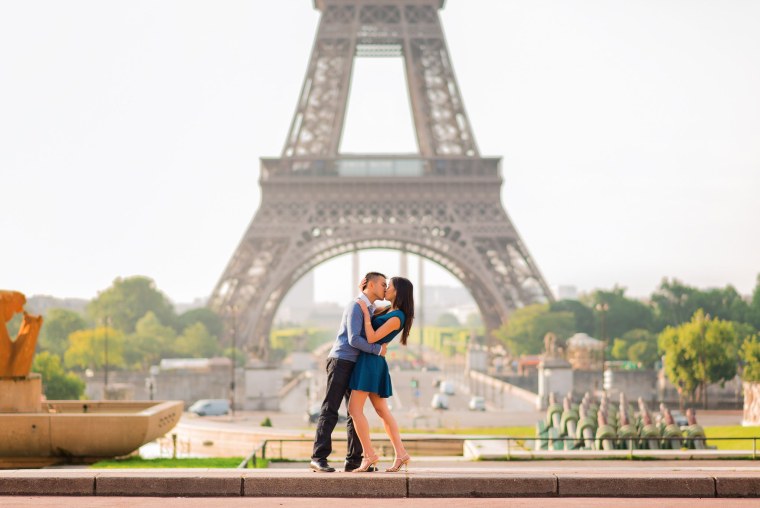 Позы на фоне Эйфелевой башни