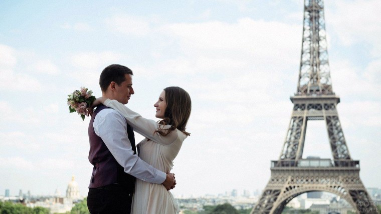 Фотосессия на фоне Эйфелевой башни