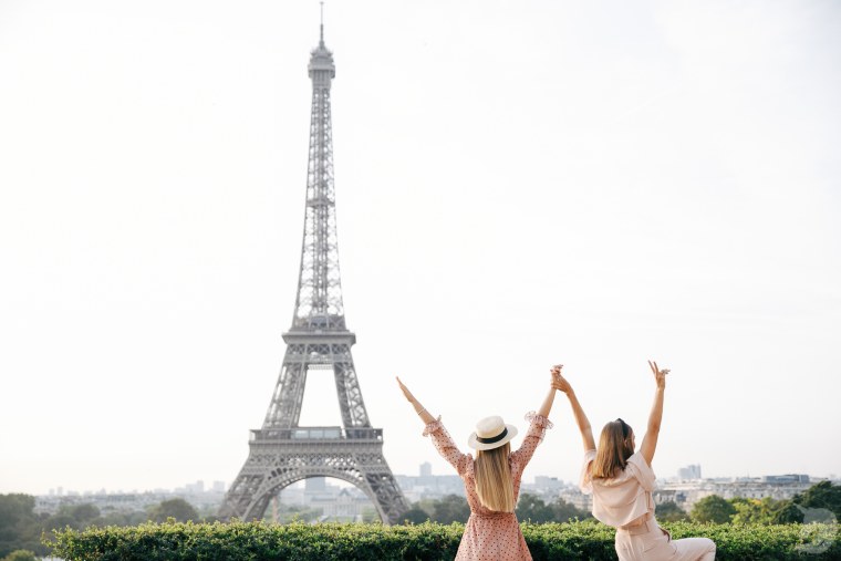 Девушка на фоне Эйфелевой башни