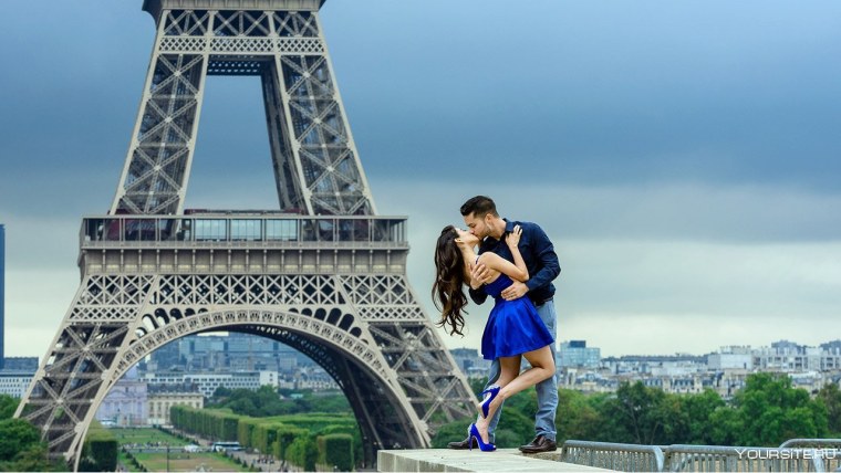 Возле Эйфелевой башни