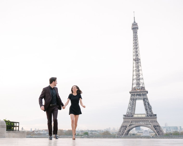 Мужчина на фоне Эйфелевой башни