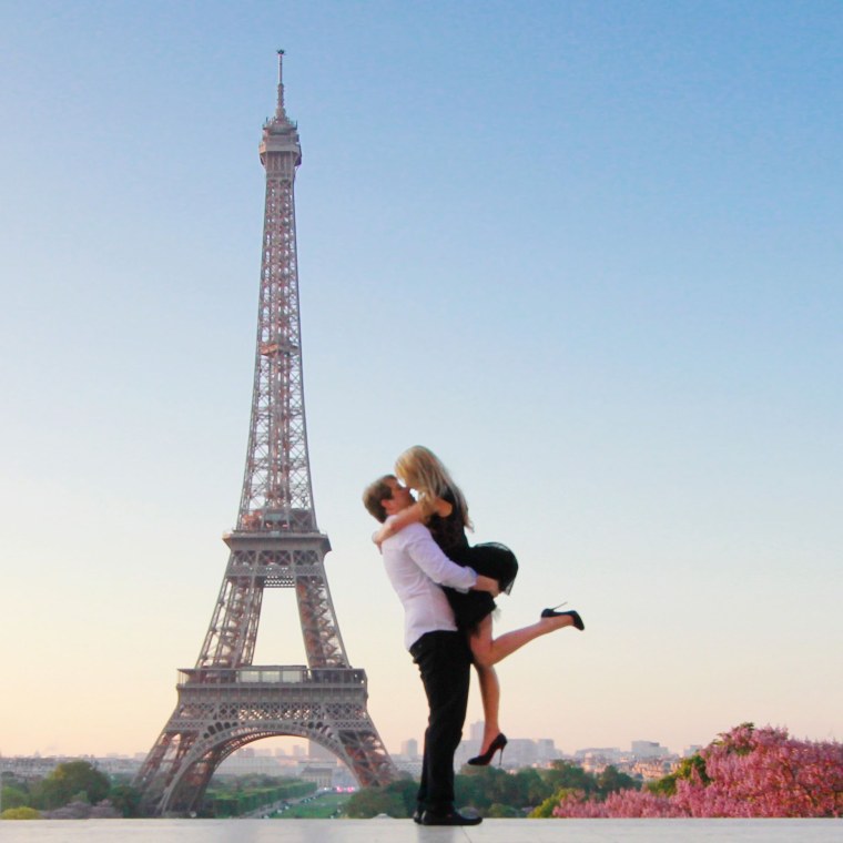 Поцелуй у Эйфелевой башни