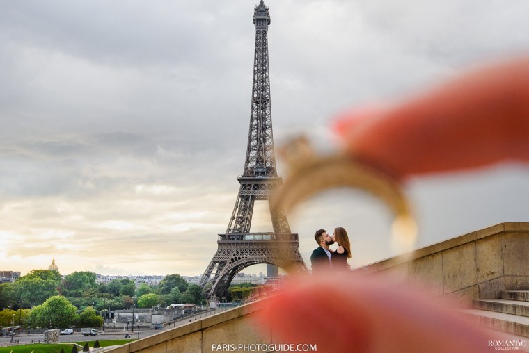 Парижанка и Эйфелева башня