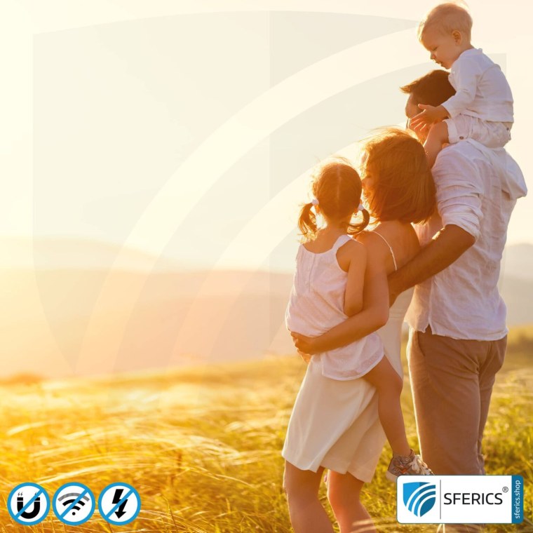 Счастливая семья на море